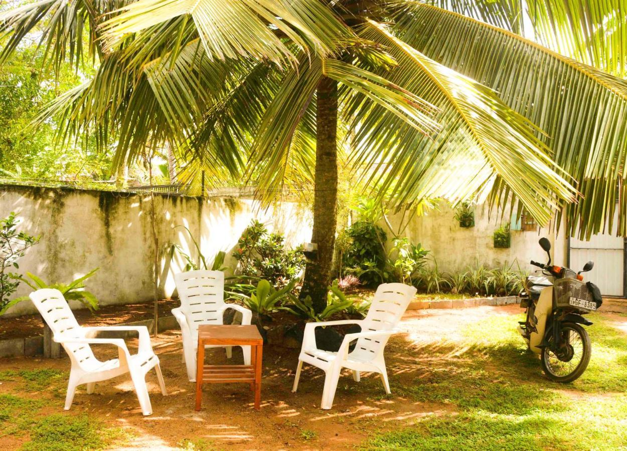 The Breeze Mirissa Bed & Breakfast Exterior photo