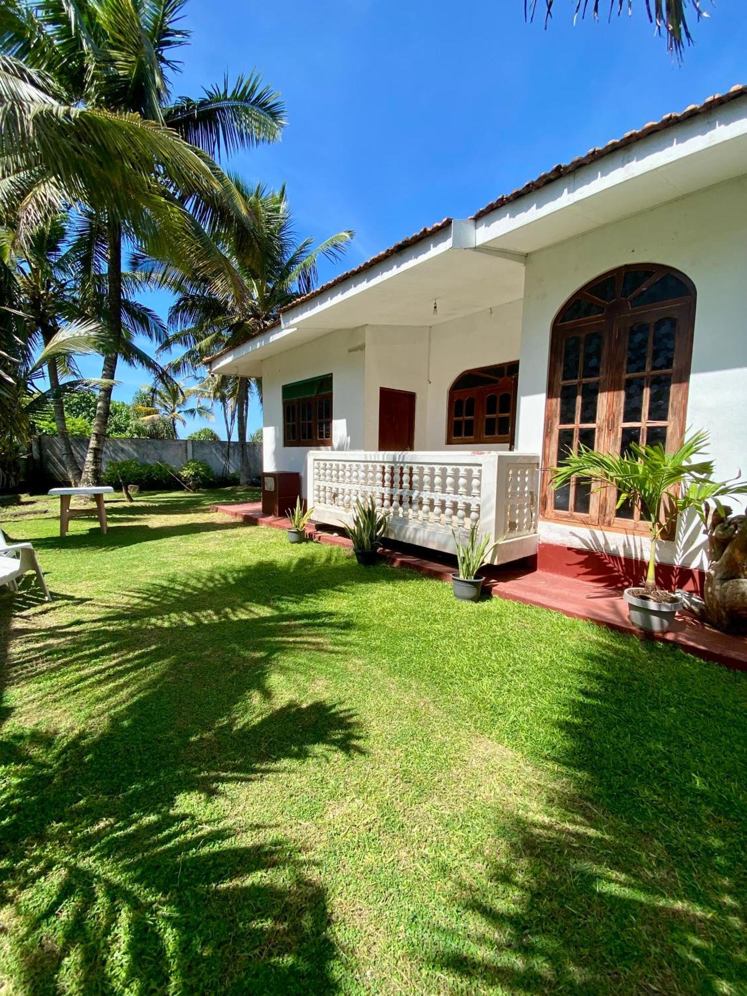 The Breeze Mirissa Bed & Breakfast Exterior photo