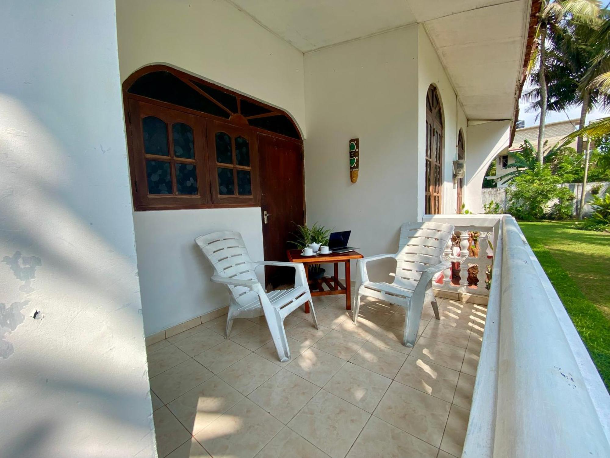 The Breeze Mirissa Bed & Breakfast Exterior photo