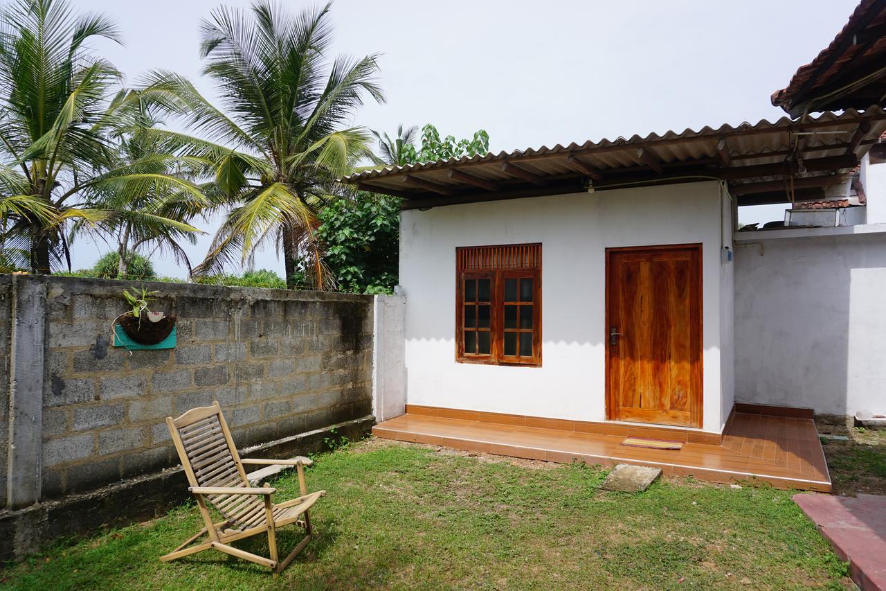 The Breeze Mirissa Bed & Breakfast Exterior photo